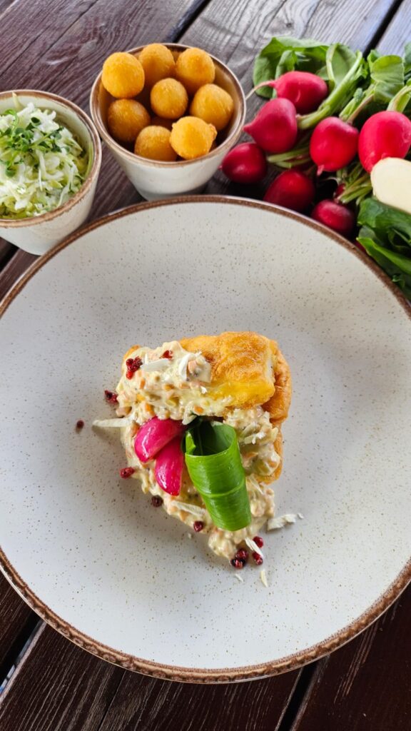 dorsz-sos-chrzanowy-frytowane-ziemniaczki-biała-kapusta