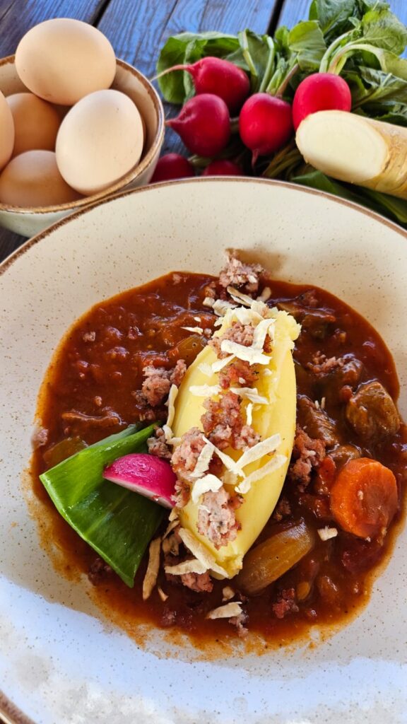 gulasz-udziec-indyka-pieczarki-pomidory-biała-kiełbasa-puree-kapusta