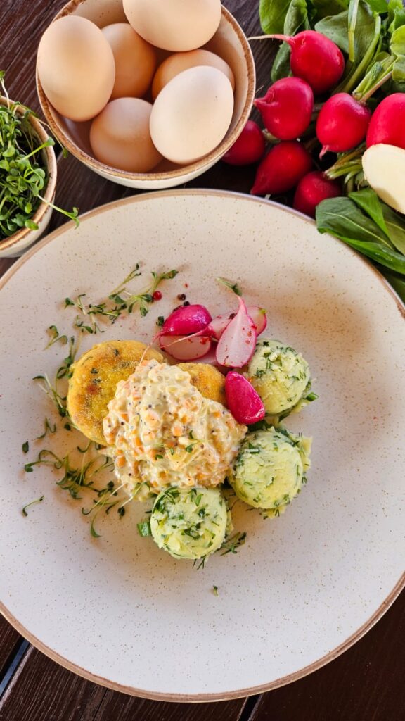 kotlety-jajeczne-sos-chrzanowy-puree-zieleninowe-rzodkiewka