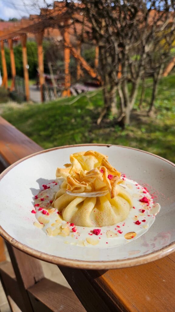 naleśnik-jabłka-rodzynki-migdały-sos waniliowy