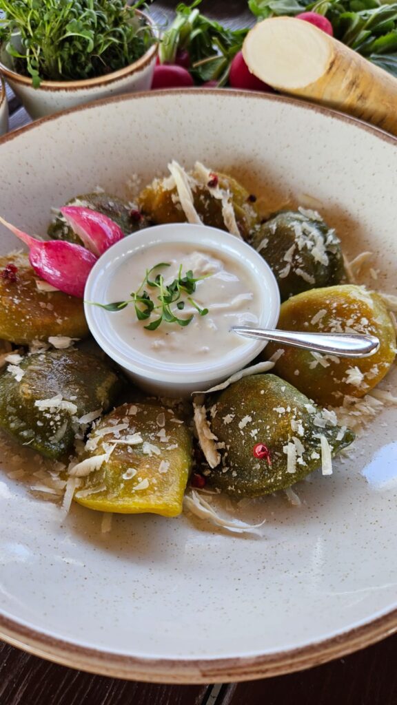 pierogi-szpinak-ser-sos-czosnkowy-parmezan