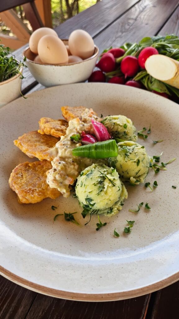 polędwiczki-wieprzowe-sos-chrzanowy-puree-zieleninowe-biała-kapusta