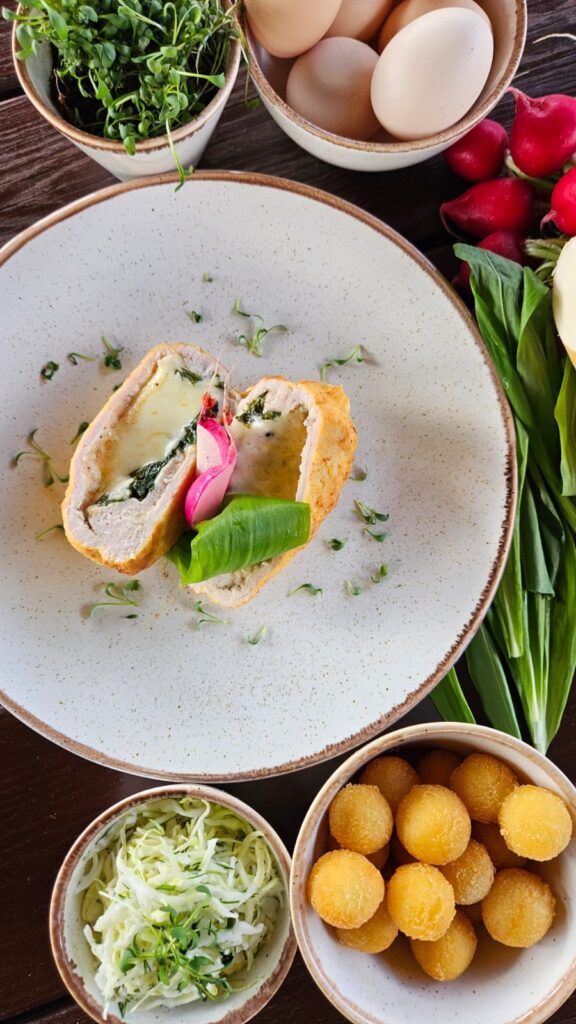 roladka-drobiowa-ser-chrzan-kabaczek-ziemniaczki-kapusta